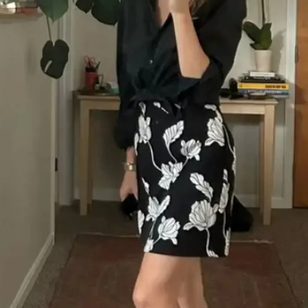 Adam Lippes Black Floral Mini Pencil Skirt Size 4 Career Polished Designer $270 - Picture 4 of 10